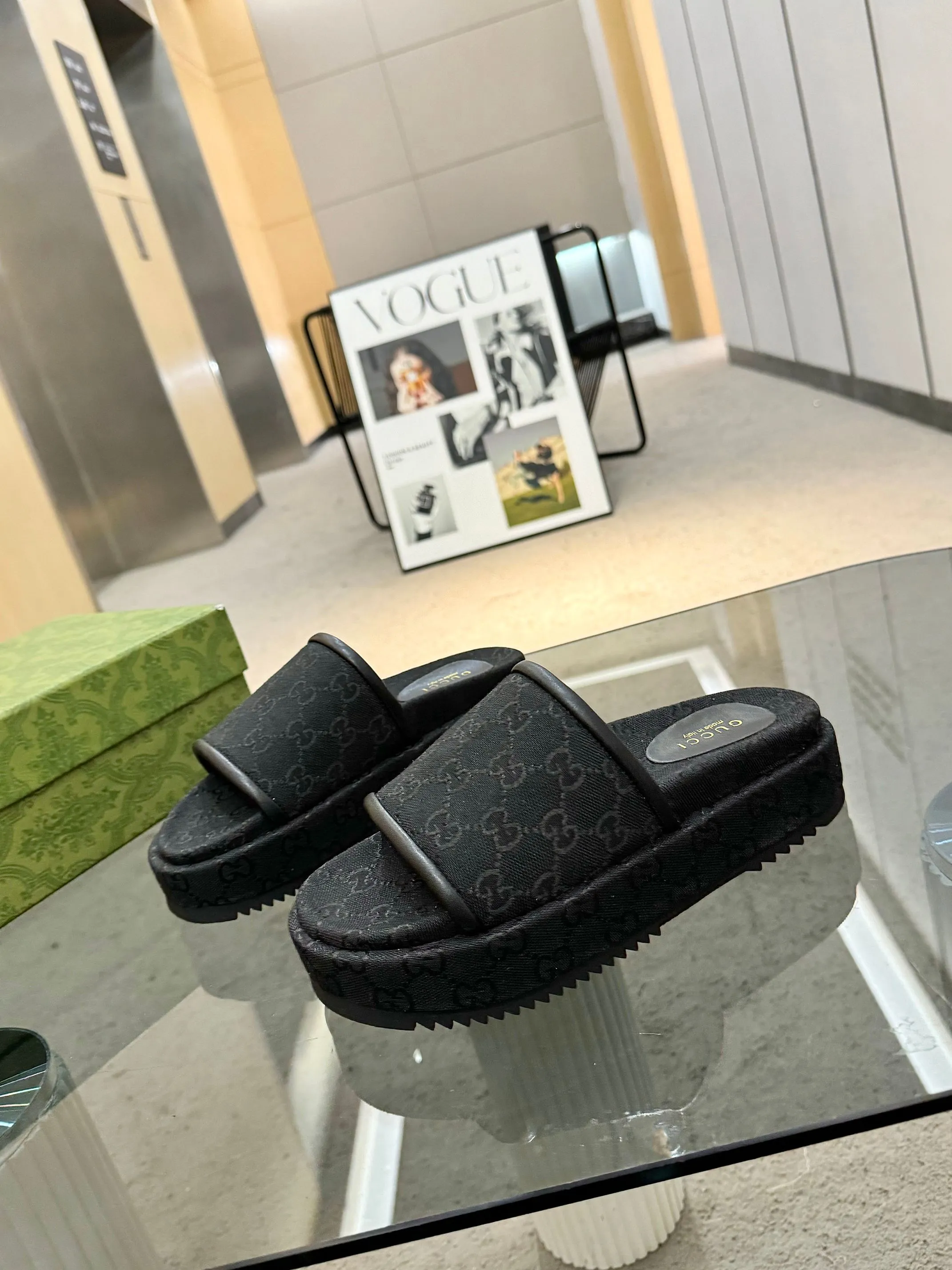 👟👟Ex-factory price 400👟👟 Shipped all year round, Gucci's latest limited edition thick-soled slippers. Top quality for sale. Purchase genuine product for development. The material and workmanship are consistent with the original. Upper: original special printing process. Lining: dyed sheepskin. Outsole: Italian private model outsole. Size: 35-43M standard size. 41, 42, 43 are also customized and cannot be returned. Sole thickness: 5.5cm. Forefoot 4cm.